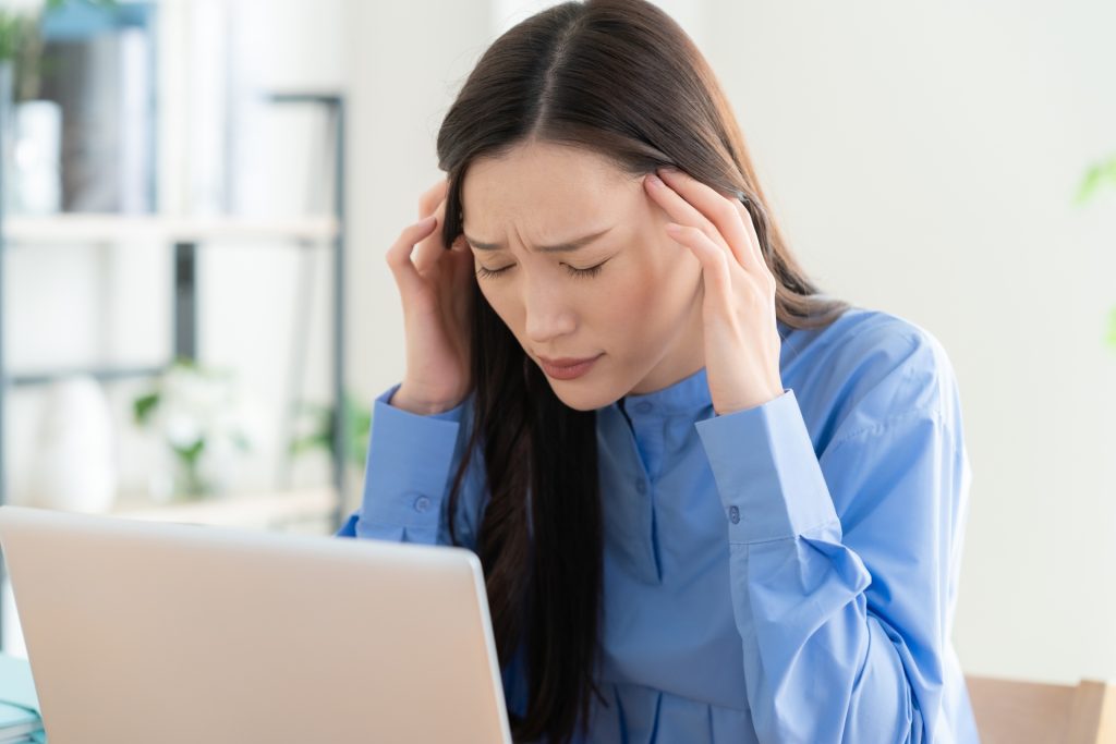 頭が痛い女性の画像